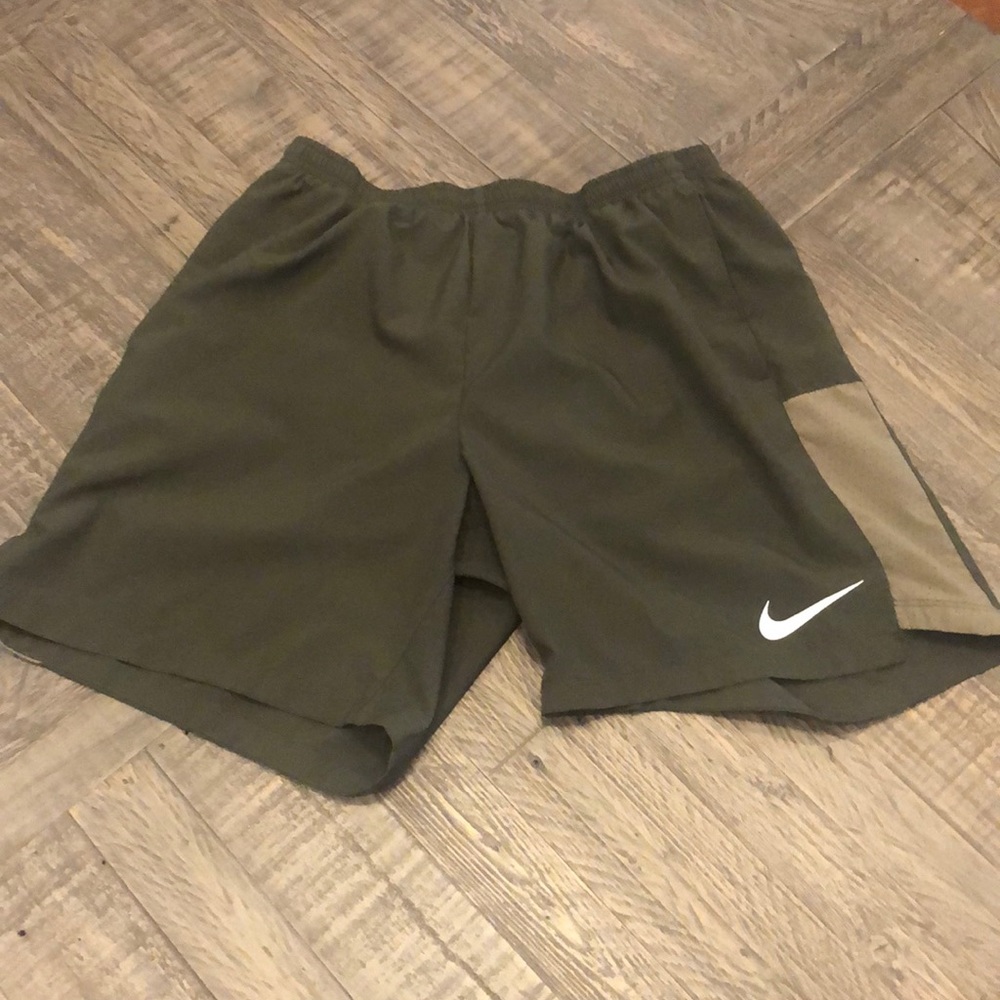 Nikes men’s dri-fit athletic shorts, lined